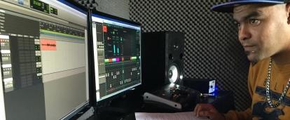 Pasante de producción musical trabaja en su proyecto de música en Sudáfrica. Pasante de Producción Musical en Sudáfrica trabajando en un estudio de grabación local.